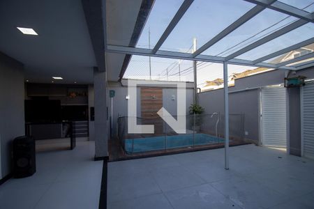 Casa de condomínio à venda com 220m², 4 quartos e 2 vagasQuintal