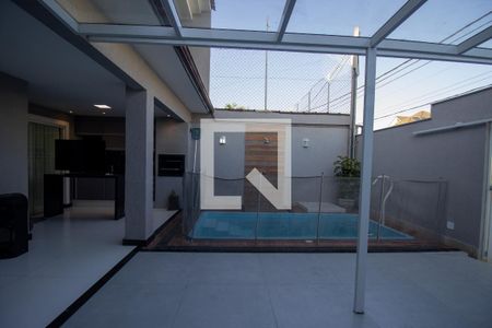 Casa de condomínio à venda com 220m², 4 quartos e 2 vagasQuintal