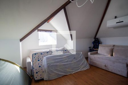 Casa de condomínio à venda com 220m², 4 quartos e 2 vagasSotão