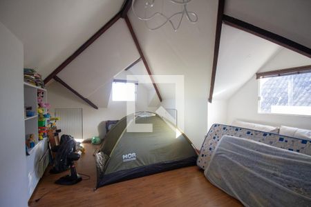 Casa de condomínio à venda com 220m², 4 quartos e 2 vagasSotão