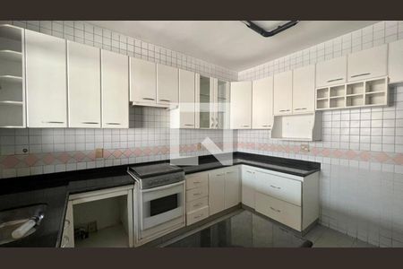 Casa à venda com 242m², 3 quartos e 2 vagas Casa à venda com 242m², 3 quartos e 2 vagasCozinha