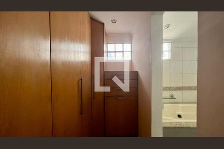 Casa à venda com 242m², 3 quartos e 2 vagas Casa à venda com 242m², 3 quartos e 2 vagasCloset