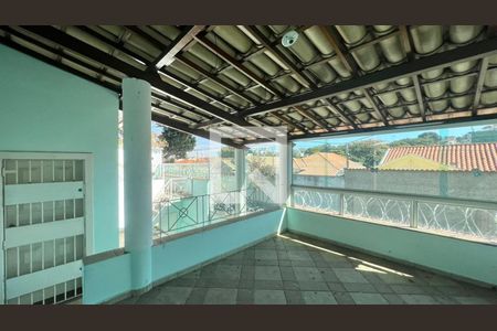 Casa à venda com 242m², 3 quartos e 2 vagas Casa à venda com 242m², 3 quartos e 2 vagasVaranda