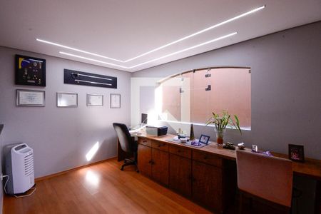 Casa à venda com 550m², 4 quartos e 2 vagas Casa à venda com 550m², 4 quartos e 2 vagasEscritório
