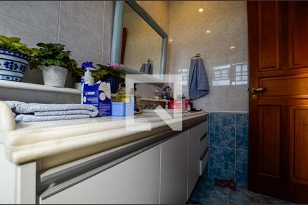 Casa de condomínio à venda com 460m², 5 quartos e 2 vagas Casa de condomínio à venda com 460m², 5 quartos e 2 vagasBanheiro do Quarto 2