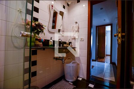 Casa de condomínio à venda com 460m², 5 quartos e 2 vagas Casa de condomínio à venda com 460m², 5 quartos e 2 vagasBanheiro Social