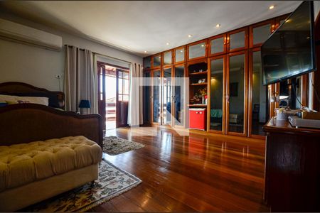 Casa de condomínio à venda com 460m², 5 quartos e 2 vagas Casa de condomínio à venda com 460m², 5 quartos e 2 vagasQuarto 4