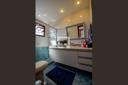 Casa de condomínio à venda com 460m², 5 quartos e 2 vagas Casa de condomínio à venda com 460m², 5 quartos e 2 vagasBanheiro do Quarto 2