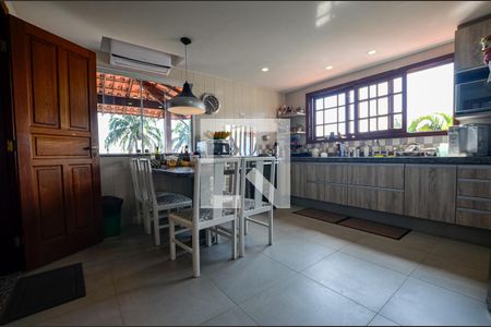 Casa de condomínio à venda com 460m², 5 quartos e 2 vagas Casa de condomínio à venda com 460m², 5 quartos e 2 vagasCozinha