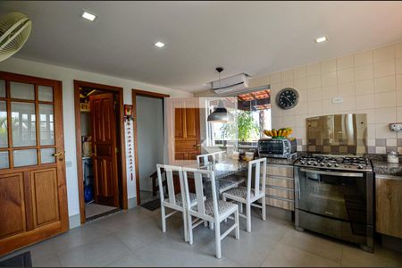 Casa de condomínio à venda com 460m², 5 quartos e 2 vagas Casa de condomínio à venda com 460m², 5 quartos e 2 vagasCozinha