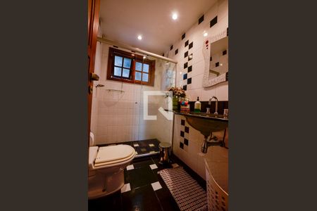 Casa de condomínio à venda com 460m², 5 quartos e 2 vagas Casa de condomínio à venda com 460m², 5 quartos e 2 vagasBanheiro Social