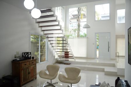 Sala de casa de condomínio para alugar com 3 quartos, 250m² em Moinho Velho, Cotia