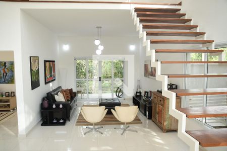 Sala de casa de condomínio para alugar com 3 quartos, 250m² em Moinho Velho, Cotia