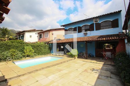 Casa à venda com 350m², 7 quartos e 1 vaga Casa à venda com 350m², 7 quartos e 1 vaga Piscina