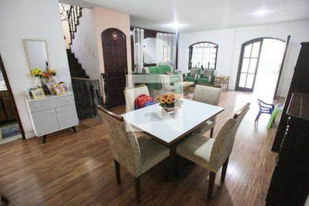 Casa à venda com 350m², 7 quartos e 1 vaga Casa à venda com 350m², 7 quartos e 1 vagaSala de jantar