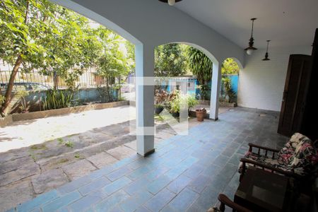 Casa à venda com 350m², 7 quartos e 1 vaga Casa à venda com 350m², 7 quartos e 1 vagaVaranda