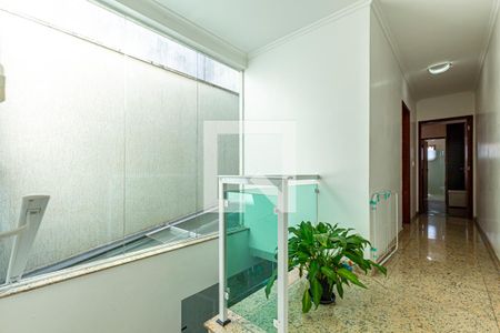 Casa à venda com 254m², 4 quartos e 8 vagas Casa à venda com 254m², 4 quartos e 8 vagasCorredor Dormitórios