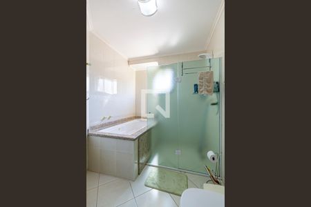 Casa à venda com 254m², 4 quartos e 8 vagas Casa à venda com 254m², 4 quartos e 8 vagasBanheiro da Suite