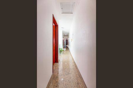 Casa à venda com 254m², 4 quartos e 8 vagas Casa à venda com 254m², 4 quartos e 8 vagasCorredor Dormitórios