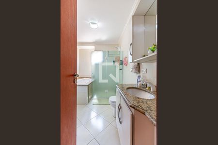 Casa à venda com 254m², 4 quartos e 8 vagas Casa à venda com 254m², 4 quartos e 8 vagasBanheiro da Suite