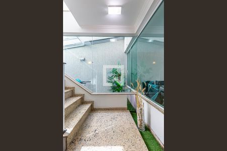 Casa à venda com 254m², 4 quartos e 8 vagas Casa à venda com 254m², 4 quartos e 8 vagasEscada Dormitórios