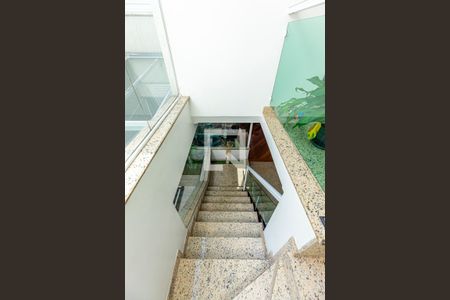 Casa à venda com 254m², 4 quartos e 8 vagas Casa à venda com 254m², 4 quartos e 8 vagasEscada Dormitórios