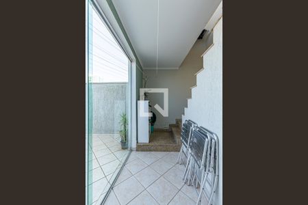 Casa à venda com 254m², 4 quartos e 8 vagas Casa à venda com 254m², 4 quartos e 8 vagasEscada Acesso Garagem