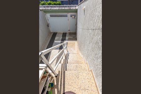 Casa à venda com 254m², 4 quartos e 8 vagas Casa à venda com 254m², 4 quartos e 8 vagasEscada Entrada Sala