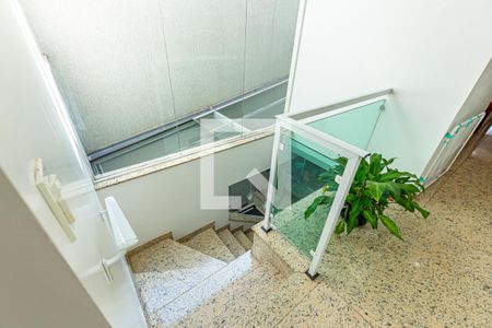 Casa à venda com 254m², 4 quartos e 8 vagas Casa à venda com 254m², 4 quartos e 8 vagasEscada Dormitórios