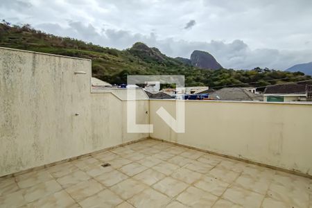 Casa à venda com 220m², 3 quartos e 1 vaga Casa à venda com 220m², 3 quartos e 1 vagaTerraço