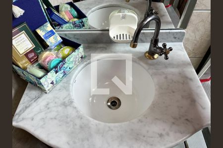 Casa à venda com 244m², 3 quartos e 3 vagas Casa à venda com 244m², 3 quartos e 3 vagasBanheiro da Suíte 2