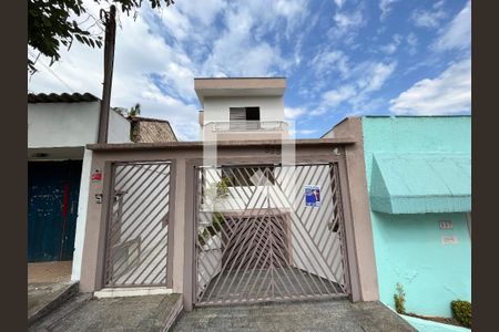 Casa à venda com 244m², 3 quartos e 3 vagas Casa à venda com 244m², 3 quartos e 3 vagasFachada