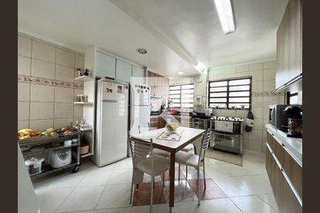 Casa à venda com 244m², 3 quartos e 3 vagas Casa à venda com 244m², 3 quartos e 3 vagasCozinha