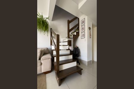 Casa de condomínio à venda com 117m², 2 quartos e 1 vaga Casa de condomínio à venda com 117m², 2 quartos e 1 vagaEscada