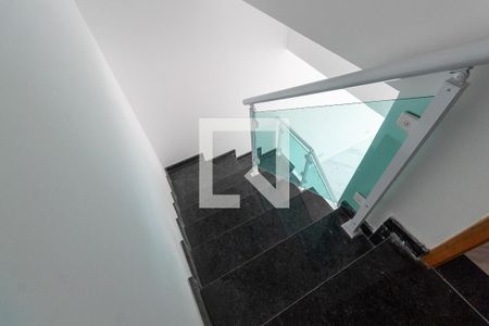 Casa à venda com 98m², 2 quartos e 2 vagasEscada