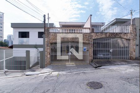 Casa à venda com 200m², 3 quartos e 2 vagas Casa à venda com 200m², 3 quartos e 2 vagasFachada