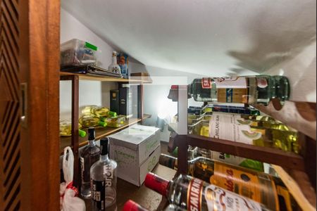 Casa à venda com 200m², 3 quartos e 2 vagas Casa à venda com 200m², 3 quartos e 2 vagasDetalhe - Adega