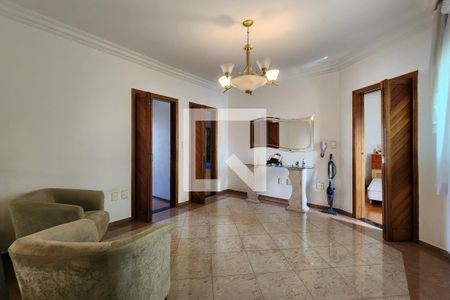 Casa à venda com 450m², 3 quartos e 8 vagas Casa à venda com 450m², 3 quartos e 8 vagasHall dos Quartos