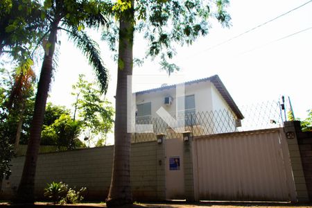 Casa à venda com 259m², 3 quartos e 4 vagas Casa à venda com 259m², 3 quartos e 4 vagasFachada