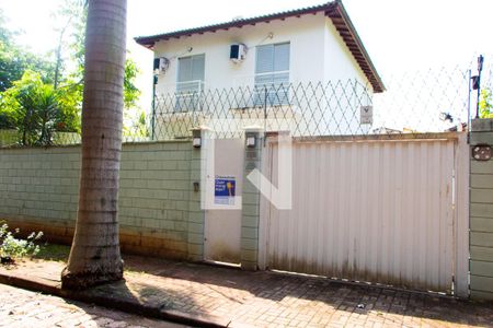 Casa à venda com 259m², 3 quartos e 4 vagas Casa à venda com 259m², 3 quartos e 4 vagasFachada