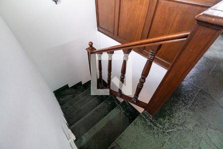 Casa à venda com 245m², 5 quartos e 2 vagas Casa à venda com 245m², 5 quartos e 2 vagasEscada