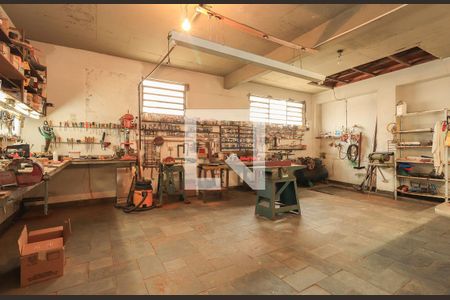 Casa à venda com 460m², 3 quartos e 6 vagas Casa à venda com 460m², 3 quartos e 6 vagasPorão