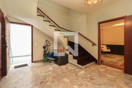 Casa à venda com 460m², 3 quartos e 6 vagas Casa à venda com 460m², 3 quartos e 6 vagasEscada