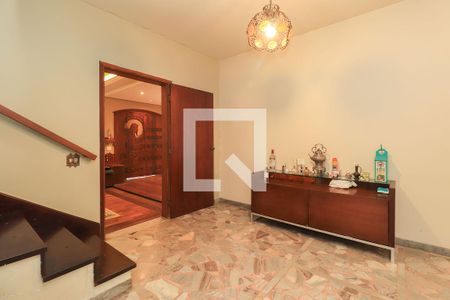 Casa à venda com 460m², 3 quartos e 6 vagas Casa à venda com 460m², 3 quartos e 6 vagasEscada