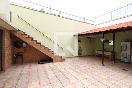 Casa à venda com 210m², 4 quartos e 3 vagas Casa à venda com 210m², 4 quartos e 3 vagasQuintal casa de baixo