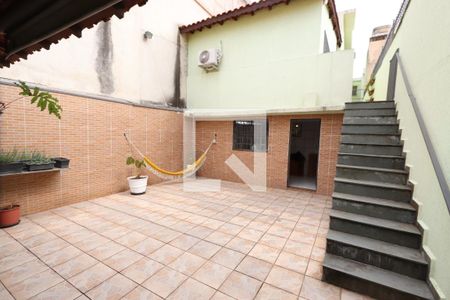 Casa à venda com 210m², 4 quartos e 3 vagas Casa à venda com 210m², 4 quartos e 3 vagasQuintal casa de baixo