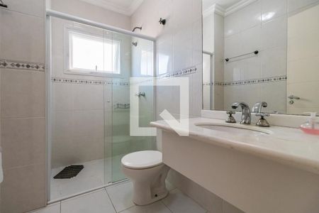 Casa de condomínio à venda com 460m², 4 quartos e 6 vagas Casa de condomínio à venda com 460m², 4 quartos e 6 vagasBanheiro da Suíte 2