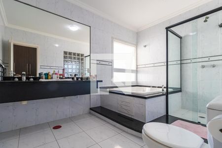 Casa de condomínio à venda com 460m², 4 quartos e 6 vagas Casa de condomínio à venda com 460m², 4 quartos e 6 vagasBanheiro da Suíte 1