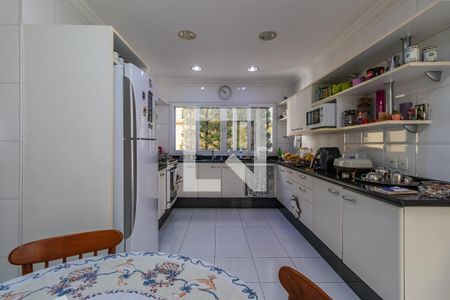 Casa de condomínio à venda com 460m², 4 quartos e 6 vagas Casa de condomínio à venda com 460m², 4 quartos e 6 vagasCozinha