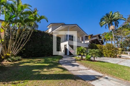 Casa de condomínio à venda com 460m², 4 quartos e 6 vagas Casa de condomínio à venda com 460m², 4 quartos e 6 vagasFachada